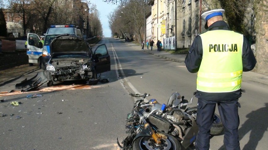 Wypadek motocyklisty w Zabrzu. Wyprzedzał na łuku drogi i uderzył w opla. Dwie osoby ciężko ranne