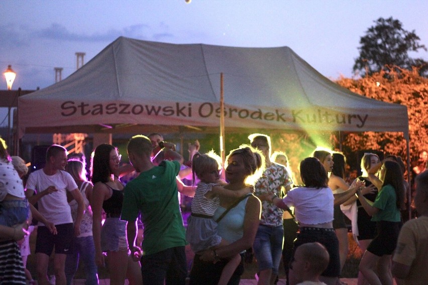 Potańcówka "Na dechach" w Staszowie. Świetna zabawa trwała aż do północy - zobacz zdjęcia