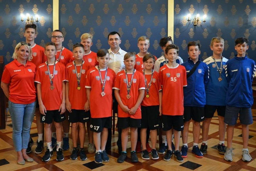 Młoda drużyna piłkarzy ręcznych z wizytą u prezydenta miasta