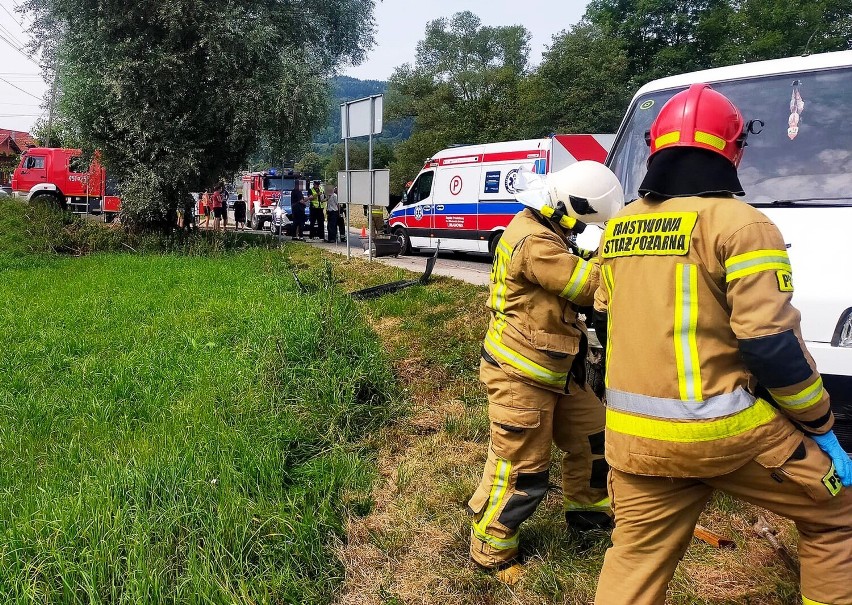 Groźny wypadek w Piekiełku nieopodal Limanowej. Na miejscu strażacy i pogotowie