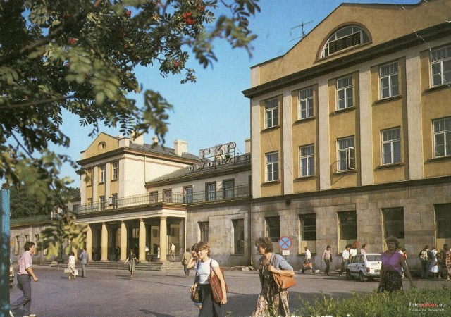 Tak Skarżysko wyglądało 40 lat temu. Zdjęcie z lat 1984-1985, Skarżysko-Kamienna. Dworzec PKP. Pocztówka KAW. Więcej na kolejnych zdjęciach