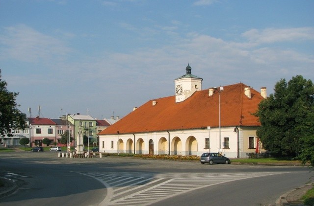 Ratusz w centrum rynku, Staszów, Polska. Elewacja od strony wschodniej.