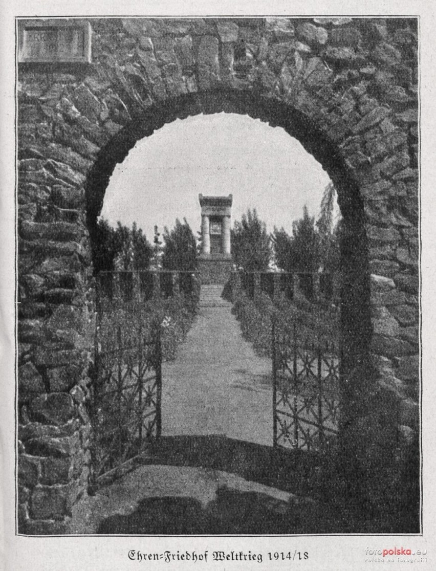 Lata 1925-1930. Pomnik na cmentarzu poległych w I wojnie...