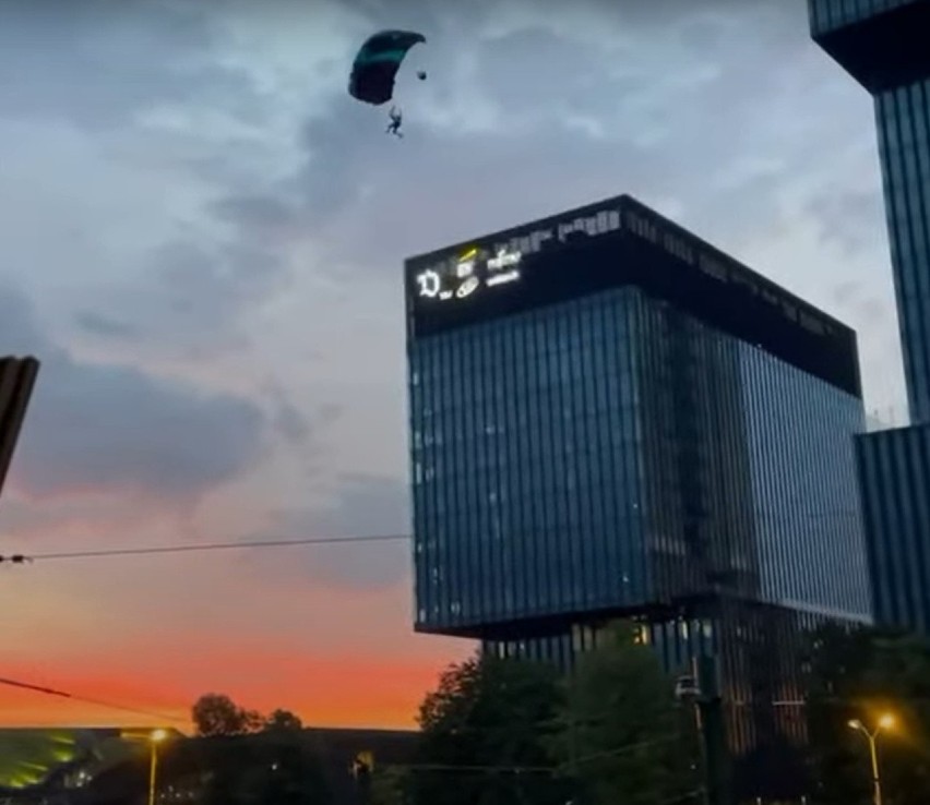 Skok ze spadochronem z najwyższego budynku w Katowicach