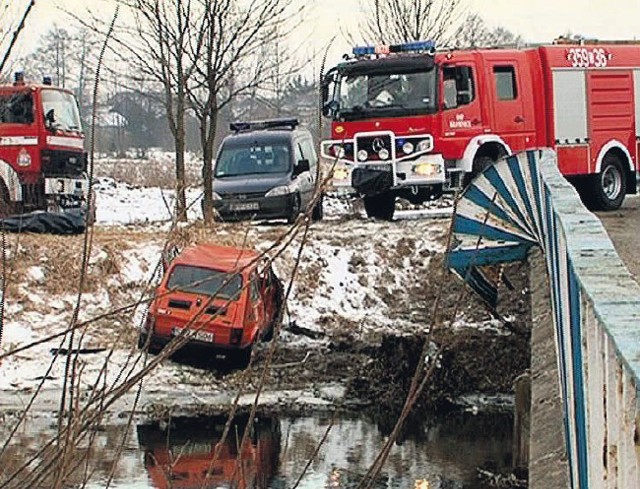 Fiacik wpadł do rzeki prawdopodobnie po poślizgu.