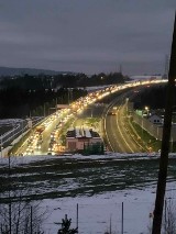 Tunel na zakopiance. Auto się zepsuło, poszły kłęby dymu i zrobił się ogromny korek