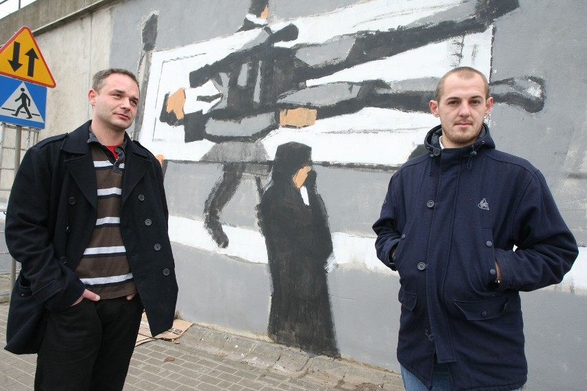 Murale w Gdyni: Artyści i kibice upamiętniają wydarzenia Grudnia '70 w okolicy SKM Gdynia Stocznia