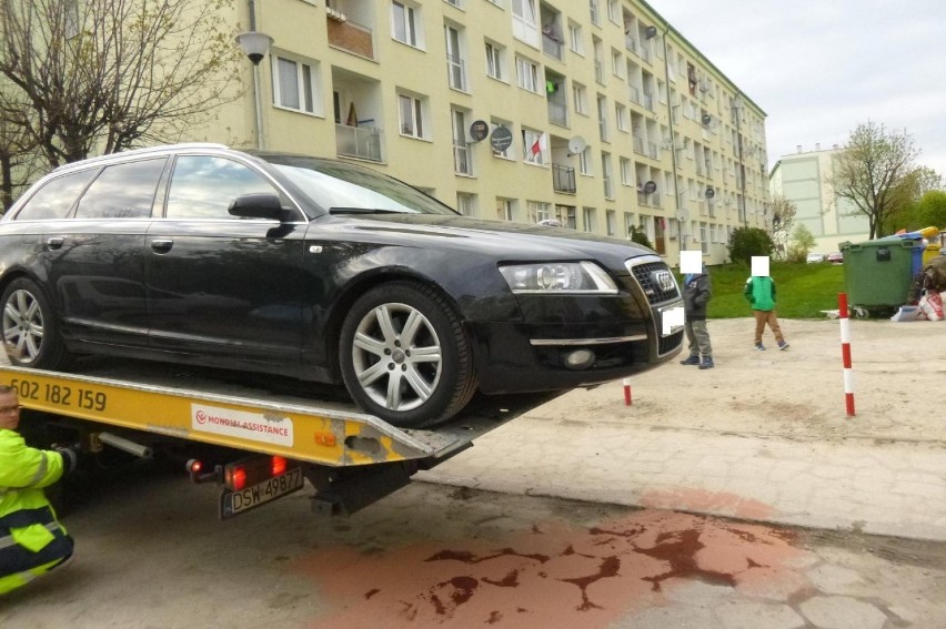 Wyciek oleju spod pojazdu. Brak właściciela, auto zostało odholowane [ZDJĘCIA]