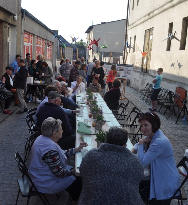 Imieniny ulicy Floriana Dąbrowskiego. Mieszkańcy spotkali się przy kawie i ciastku