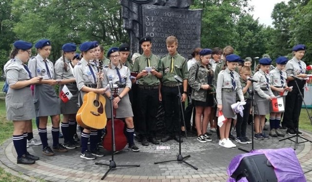 Happening historyczny "Wspomnienie sierpniowych dni 1944 - w hołdzie Szarym Szeregom" w Staszowie.