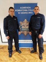 Chełmek. Policjanci uratowali mężczyznę. Wynieśli go z zadymionego mieszkania