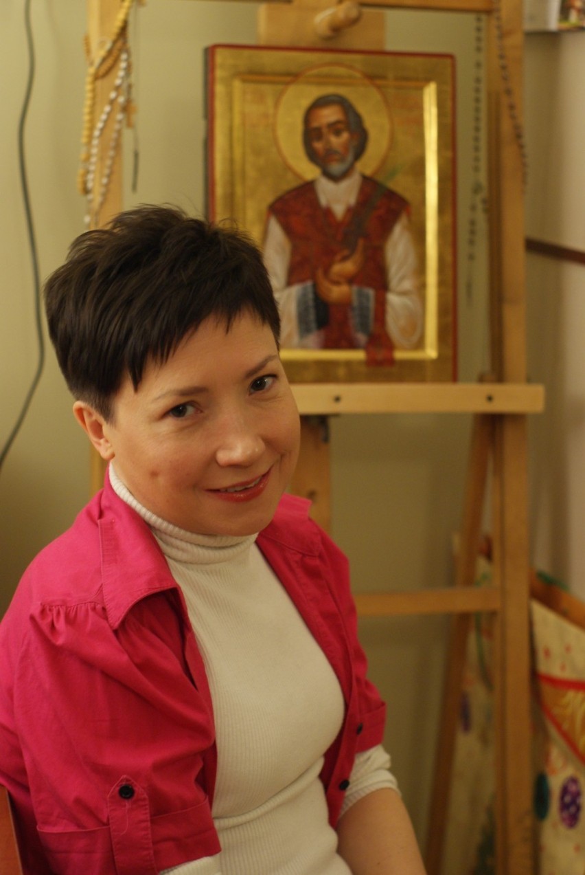 Marta Chrzan przy jednej ze swoich ikon