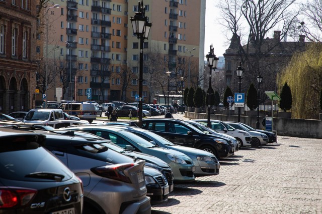Strefa Płatnego Parkowania w Bielsku-Białej to jedno. Ale kierowcy muszą zwracać uwagę, czy teren, na którym zostawiają samochód nie jest terenem prywatnym i czy nie obowiązują tam opłaty