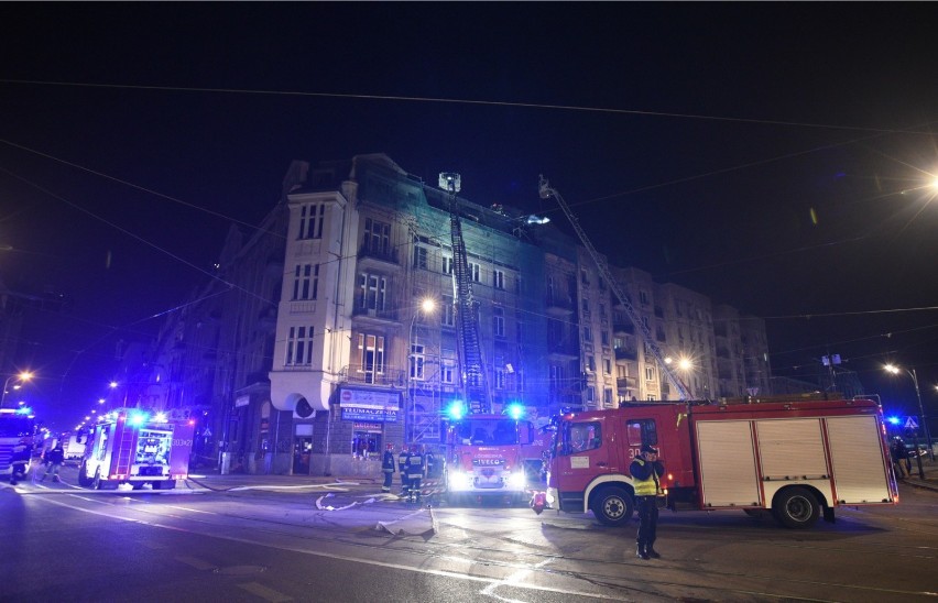 Strażacy ewakuowali mieszkańców z klatki schodowej, w której...