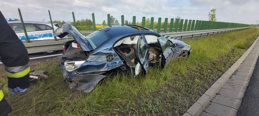 Groźnie wyglądająca kolizja w Nowinie. 19-latek kierujący BMW na łuku drogi stracił panowanie nad autem