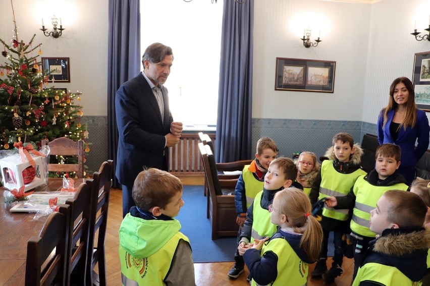 Dzieci z Przedszkola im. M. Konopnickiej oraz Szkoły...