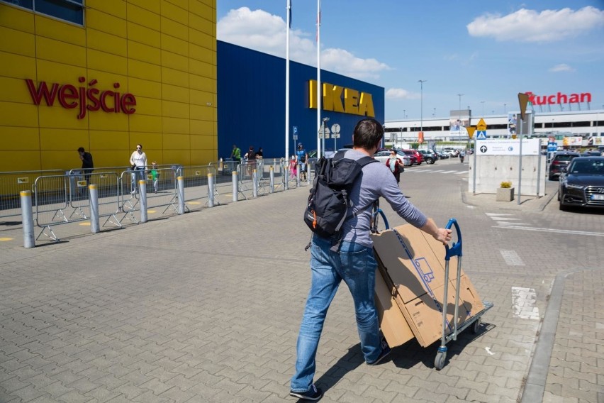 Klienci bez maseczek planują najazd na IKEA. Czy sklep może ich wyprosić? Przepisy są wadliwe – uważa rzecznik praw obywatelskich 