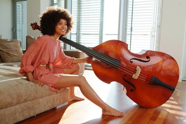 Młoda Amerykanka Esperanza Spalding jest basistką (gra i na gitarze basowej, i na kontrabasie), wokalistką i kompozytorką.