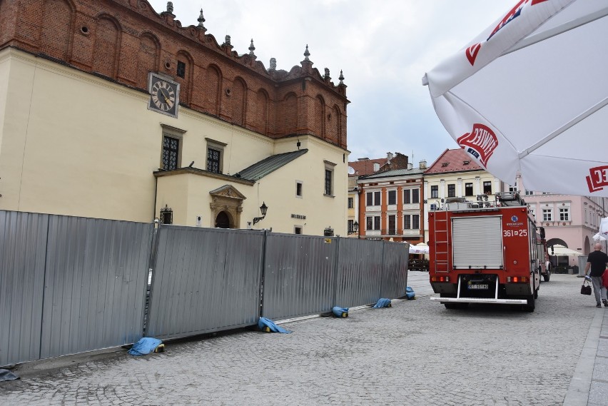 Tarnów. Alarm w tarnowskim ratuszu postawił na nogi straż pożarną i policję [ZDJĘCIA]