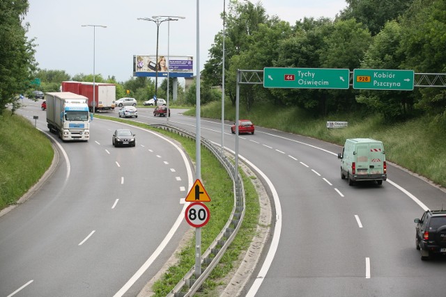 To zdjęcie zrobiliśmy z wiaduktu przebiegającego nad drogą krajową nr 44 w Mikołowie. W oddali widać samochody, które chcą skręcić w lewo z drogi wojewódzkiej nr 928 na DK 44. Tutaj powinna być zamontowana sygnalizacja świetlna.