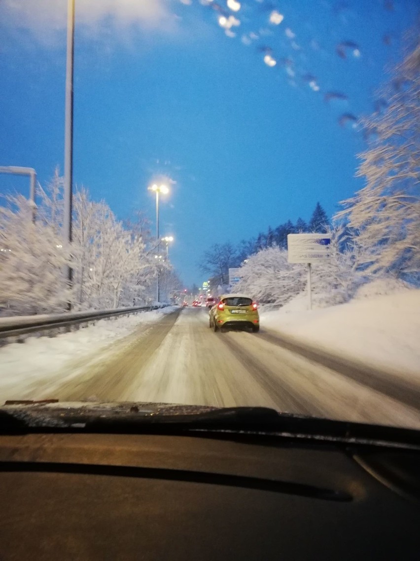 Zima w Łodzi. Trudne warunki na drogach. Korki i problemy z MPK [ZDJĘCIA]