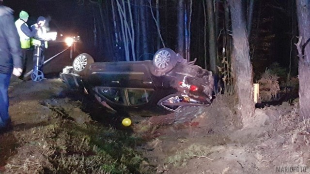 Do zdarzenia doszło po godz. 20.30 w środę. Na trasie Jełowa-Bierdzany w powiecie opolskim renault megane wypadło z drogi, dachowało i zatrzymało się w rowie. Jak informuje dyżurny Komendy Miejskiej Policji w Opolu, auto wpadło w poślizg. Renault podróżowała kobieta z dzieckiem, na szczęście nikomu nic poważnego się nie stało.