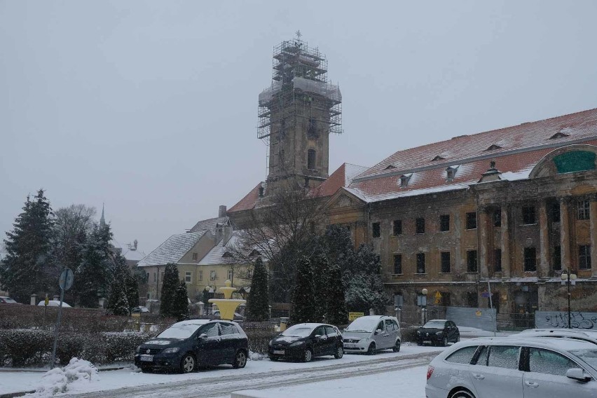 We wtorek 12 stycznia od rana w Żarach prószył śnieg. Po...