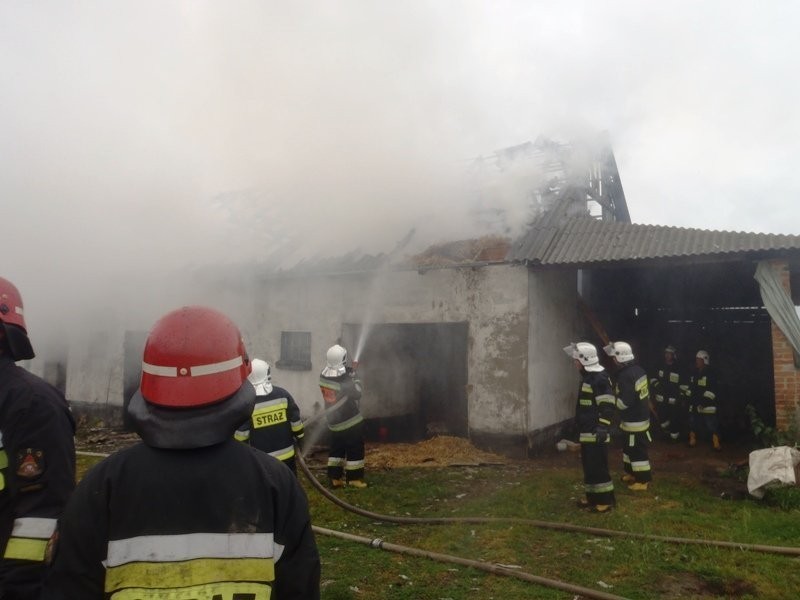 Jako pierwsi na miejsce pożaru przybyli strażacy-ochotnicy z...