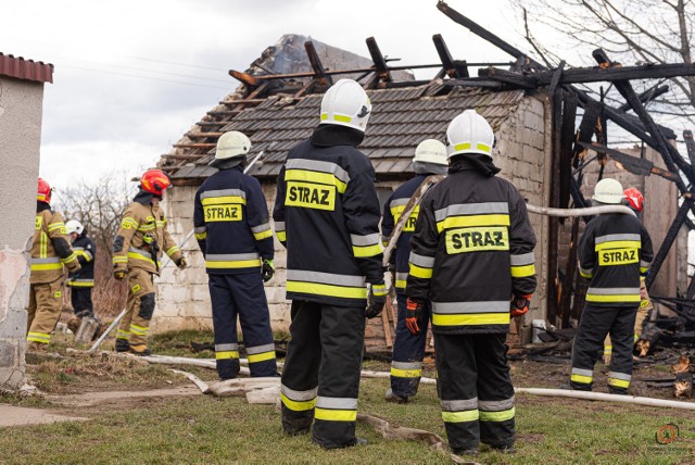 Pożar stodoły w Wielkiej Wsi, z ogniem walczyło 25 strażaków, 13.03.2021