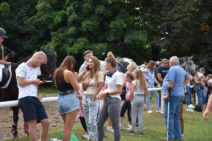 Zawody konne na gnieźnieńskim hipodromie. Zorganizowało je GRH Stado Ogierów w Żydowie [FOTO]