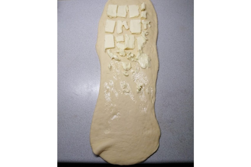 Masło należy rozłożyć na 3/4 powierzchni rozwałkowanego...