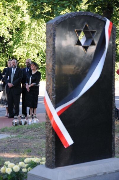 Odsłonięcie pomników upamiętniających Cmentarz Żydowski w Śremie