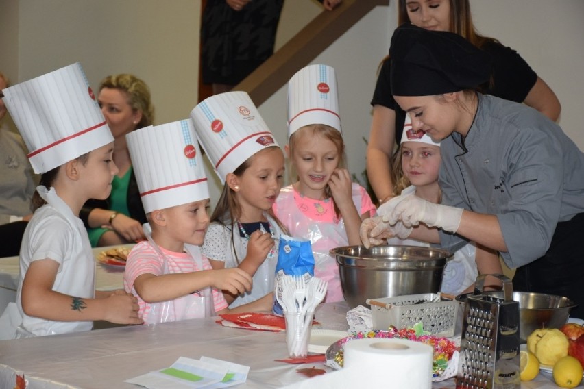 Przedszkolaki z Olkusza pod okiem kucharza przyrządziły pyszności