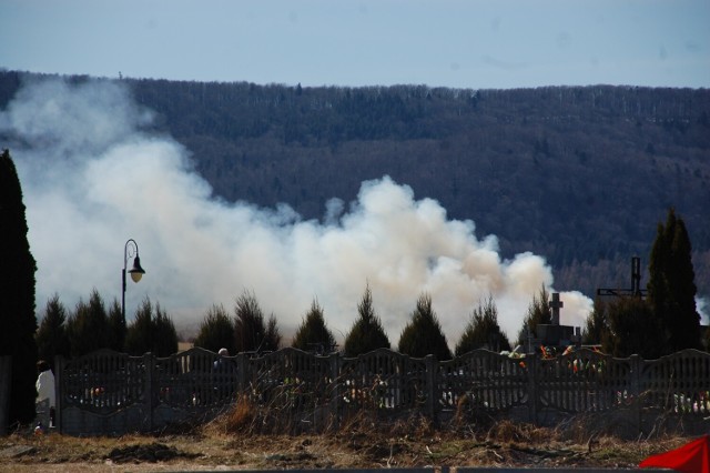 Trawa podpalana jest raz po raz w różnych zakątkach powiatu jasielskiego. Na zdjęciu niedawny pożar w Samoklęskach