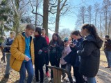 Gmina Gołuchów. Uczniowie szkoły w Gołuchowie powitali wiosnę biorąc udział w mobilnych grach terenowych