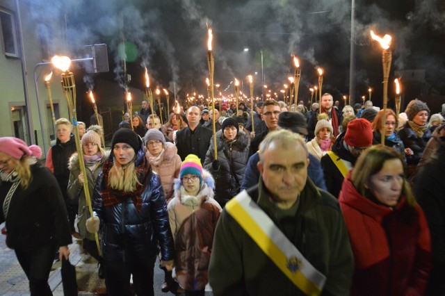 Droga krzyżowa ulicami Tomaszowa. Tłumy wiernych z pochodniami, 10.03.2023