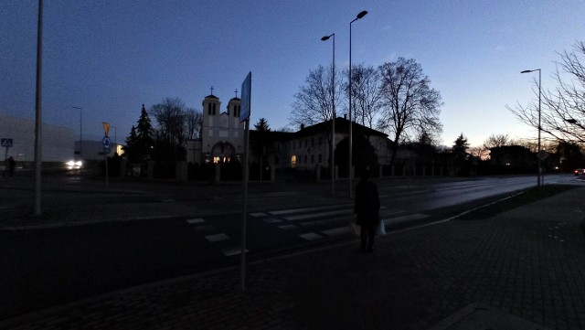 Zdjęcie wykonane w sobotę o godz. 18.20. Było już po zachodzie Słońca, a na ulicach Głogowa wciąż ciemno