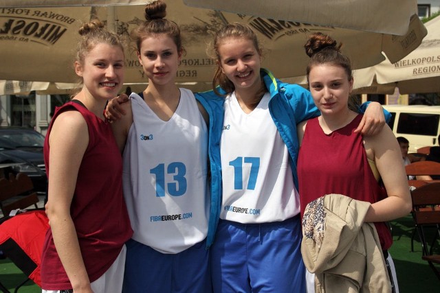 Finały streetballu na wrzesińskich rynku. Na zdjęciu zawodniczki KKS Olsztyn Olga Radomska, Kamila Żukowska, Laura Jastrzębowska i Amelia Wełnicka.