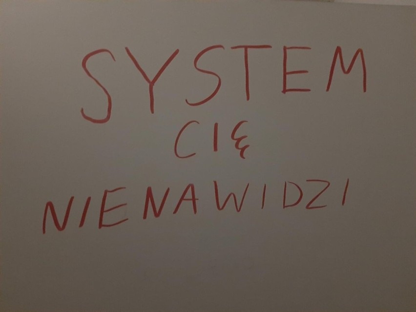 Niepokojące napisy w budynku Wydziału Filologicznego....