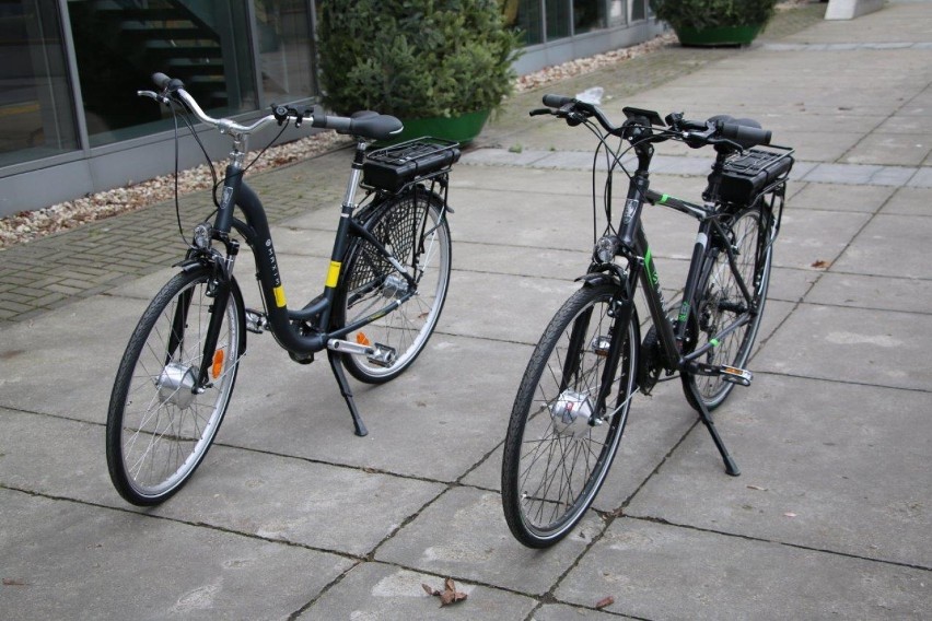 Elektryczne rowery dla urzędników na Ursynowie. Jednoślady ułatwią pracownikom ''wykonywanie obowiązków służbowych'' [ZDJĘCIA]