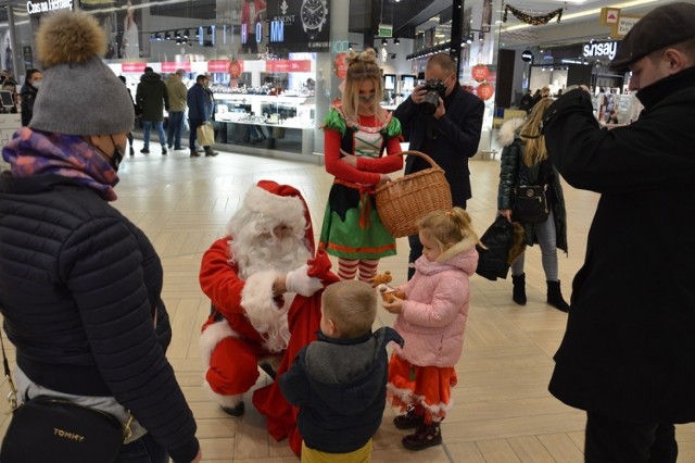 Święty Mikołaj w Galerii VIVO! rozdawał dzieciom maskotki