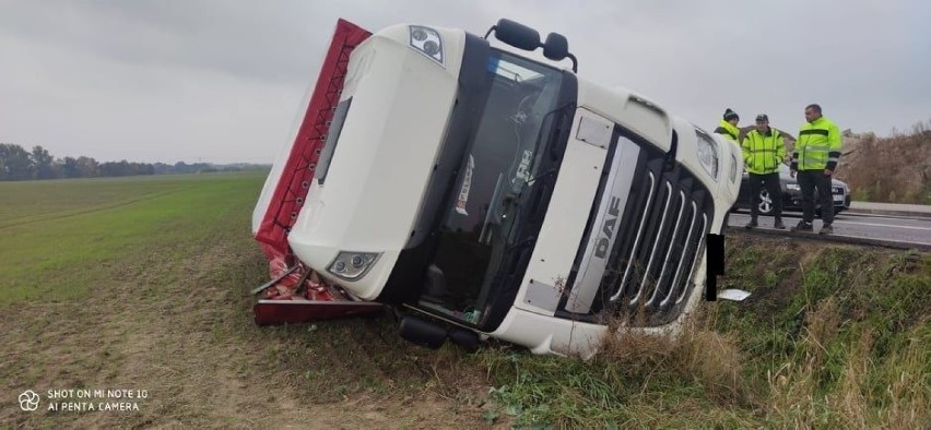 W Górnym Grucznie ciężarówka wpadła do rowu przy drodze...