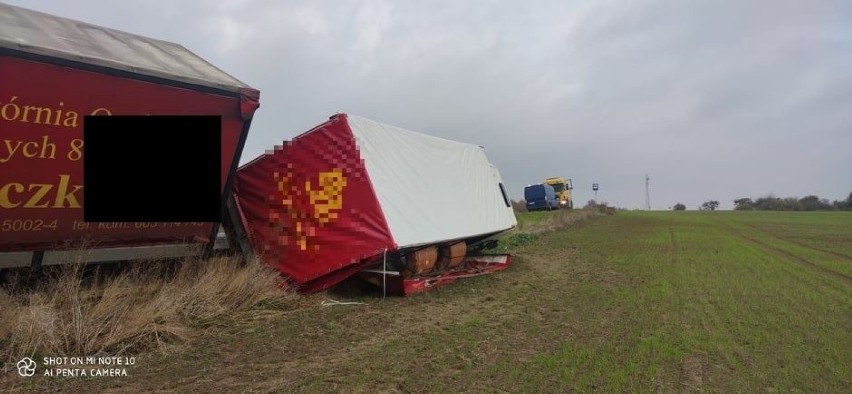 W Górnym Grucznie ciężarówka wpadła do rowu przy drodze...