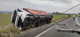 Okolice Świecia. Kierowca ciężarówki jechał za szybko. Ciężarówka z przyczepą spadła z drogi krajowej nr 5 w Górnym Grucznie. Zobacz zdjęcia