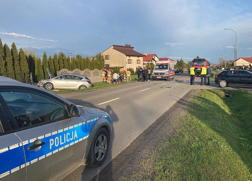 Groźny wypadek w Wiązownicy. Poszkodowanego 16-latka zabrał śmigłowiec Lotniczego Pogotowia Ratunkowego  [ZDJĘCIA]