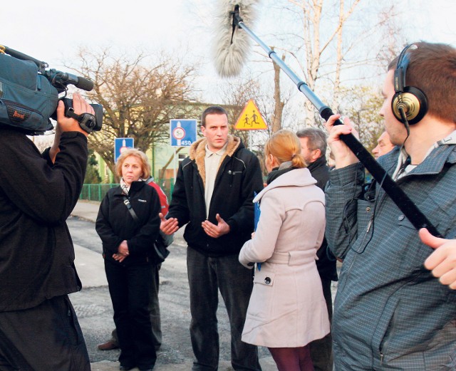 Mieszkańcy Halemby rozmawiają z dziennikarzami Telewizji Silesia i "Dziennika Zachodniego"