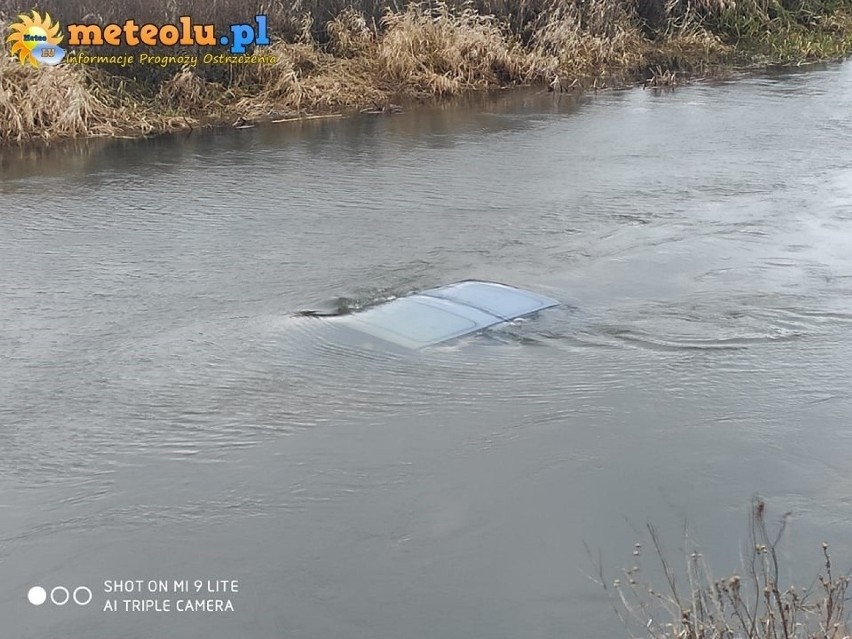 Samochód w rzece Krzna. Przez całą niedzielę trwały poszukiwania kierowcy. Zobacz zdjęcia
