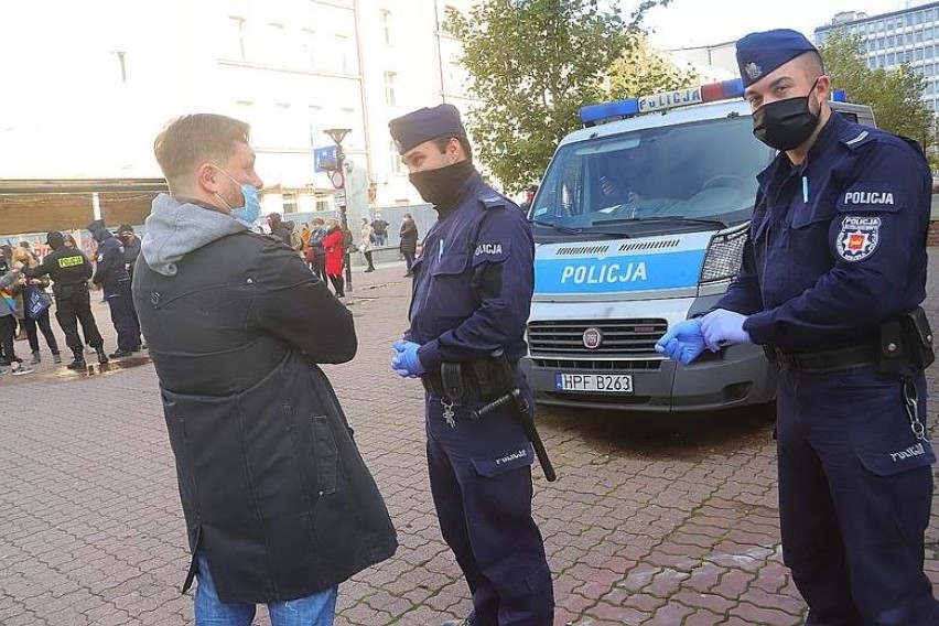 Strażnicy miejscy zawieszeni za brutalną interwencję pod siedzibą PiS w Łodzi. Policja tłumaczy agresję policjanta. "Był obrażany"