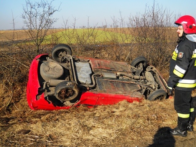 Gmina Koźmin - Matka i córka w szpitalu po dachowaniu auta w Gościejewie