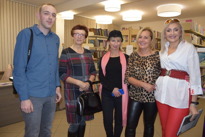 W Powiatowej Bibliotece Publicznej w Wieluniu otwarto wystawę zdjęć Ewy Misiak[FOTO]